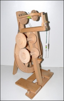 Modifiziertes, neuwertiges Reise Spinnrad * Merino * mit Doppel-Wipp-Tritt plus Haspel, Zunächst RESERVIERT f. Fr. Weiß